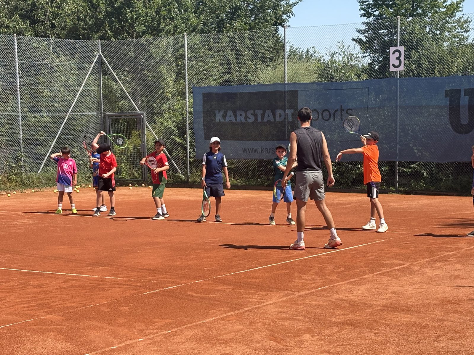 Trainer erklärt spielerisch die Schlägerhaltung